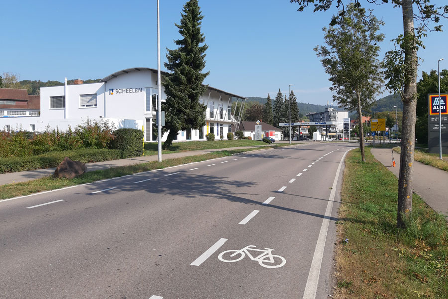 Beidseitige Schutzstreifen innerorts an anbauefreier Hauptverkehrsstraße