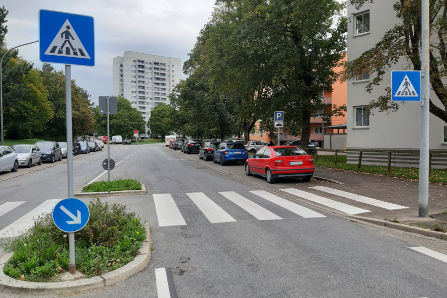 Beidseitige Schutzstreifen unterbrochen Fußgängerüberweg