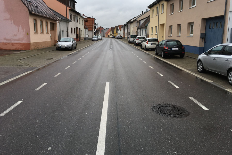 Beidseitige Schutzstreifen beidseitiges Längsparken