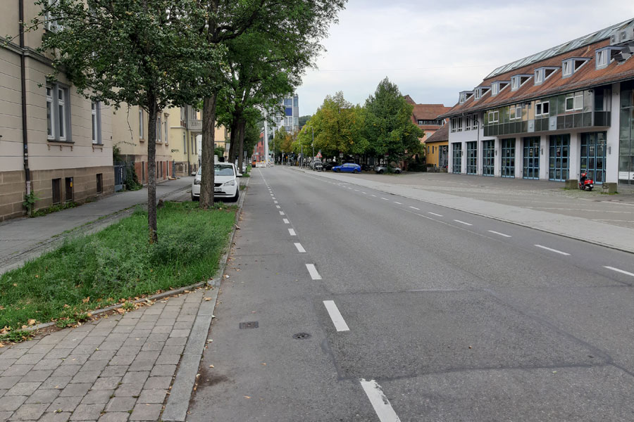 Beidseitige Schutzstreifen einseitiges Längsparken