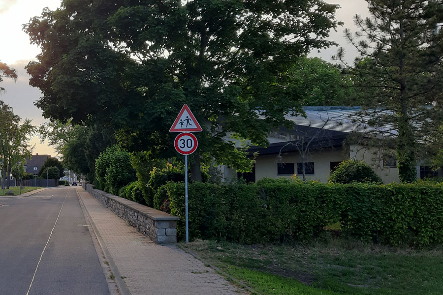 Zulässige Höchstgeschwindigkeit 30 km/h Kinder