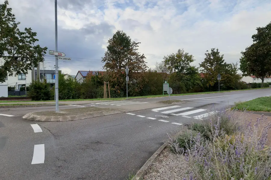 Kreisverkehr ausfahrende Fahrzeuge Radverkehrsfurt Fußgängerüberweg