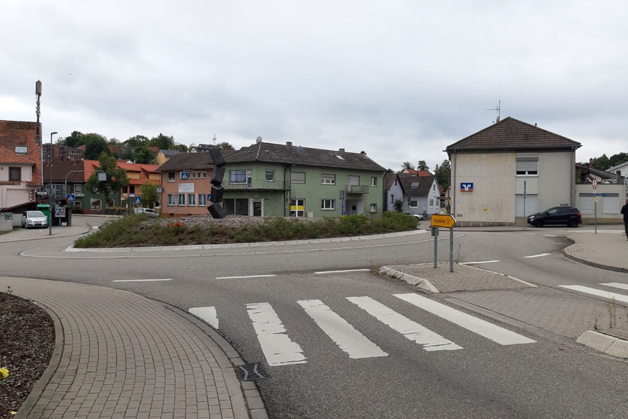 Kreisverkehr Ausfahrt mit Fußgängerüberweg mit Querungshilfe