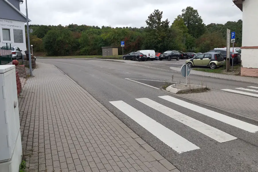 Kreisverkehr Einfahrt mit Fußgängerüberweg mit Querungshilfe