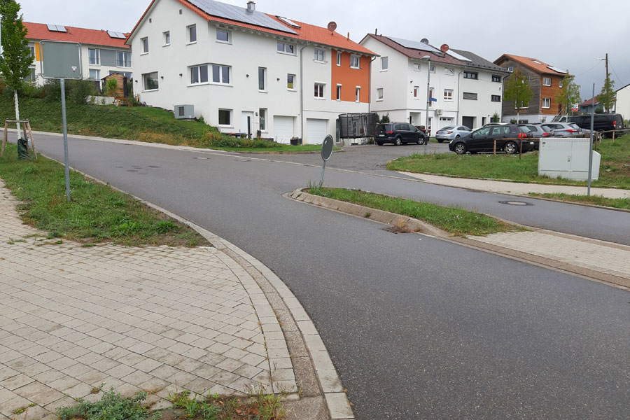 Kreisverkehr Einfahrt ohne Fußgängerüberweg mit Querungshilfe