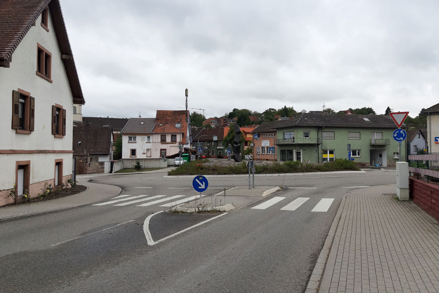 Kreisverkehr mit Fußgängerüberweg und Querungshilfe