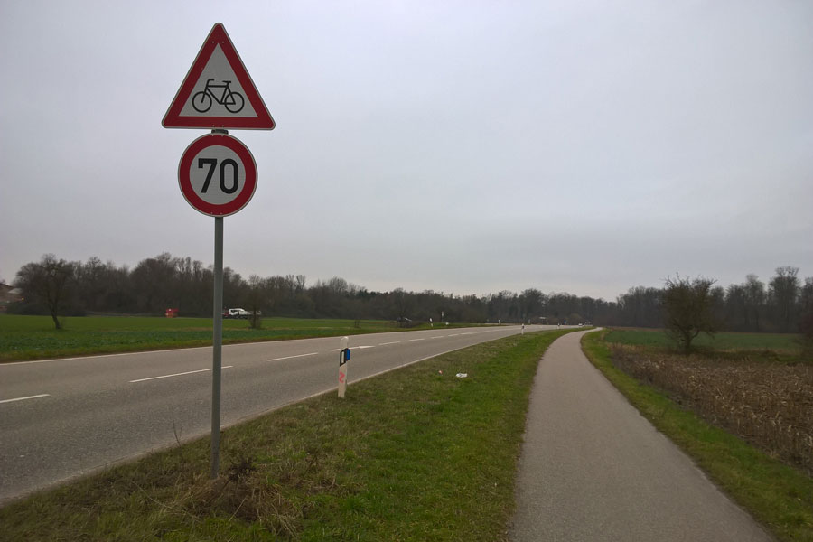 Zulässige Höchstgeschwindigkeit 70 km/h Radverkehr