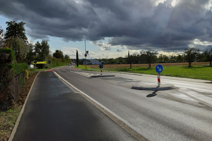 Breite Querungshilfe am Ortseingang für Fahrräder mit Anhänger