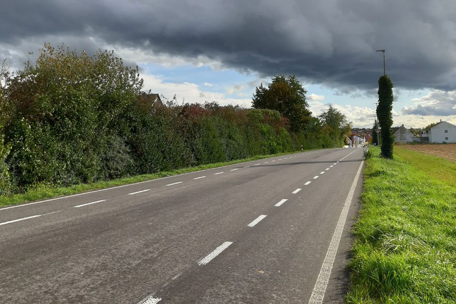 Beidseitiger Schutzstreifen anbaufreie Hauptverkehrsstraße