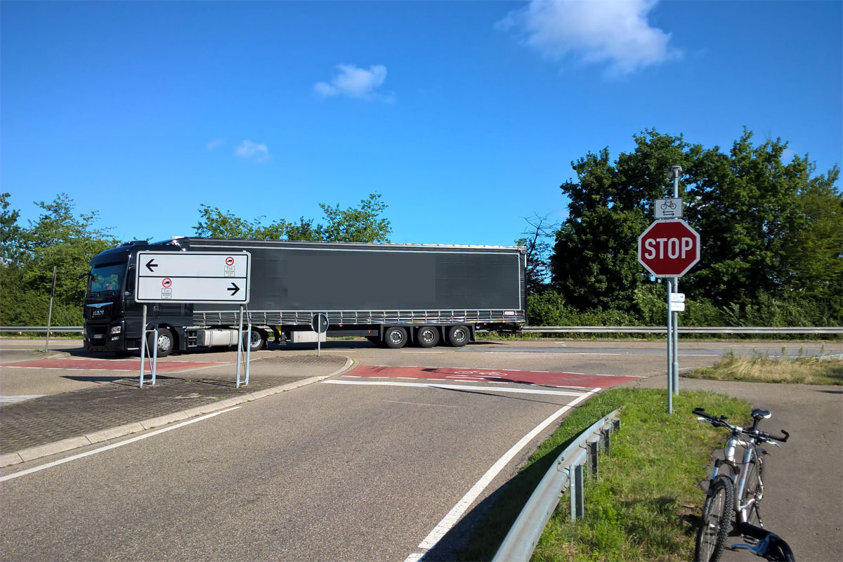 Stop Vorfahrt gewähren Radfahrer kreuzen von links und rechts