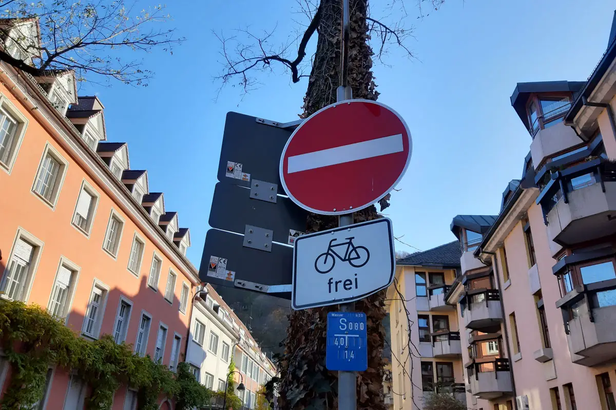 Verkehrszeichen Einbahnstraße Radfahrer frei