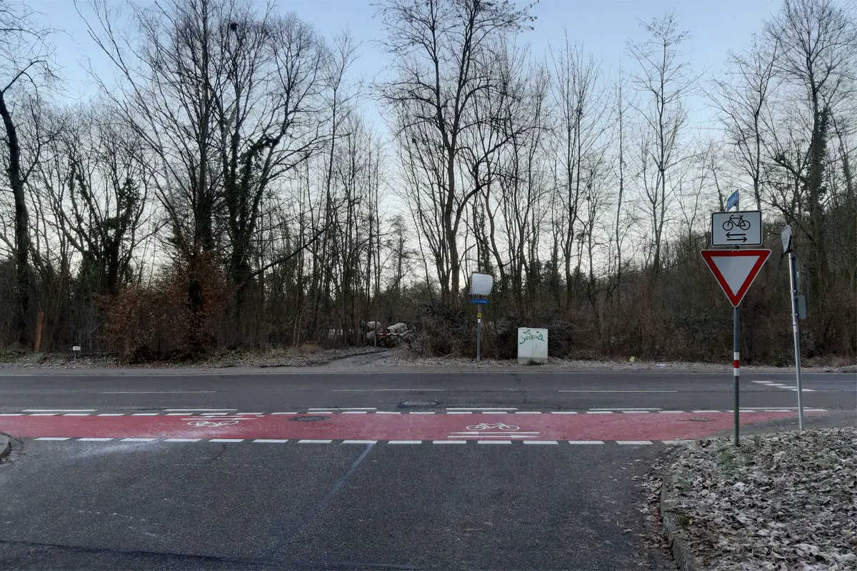 Vorfahrt gewähren Radfahrer kreuzen von links und rechts