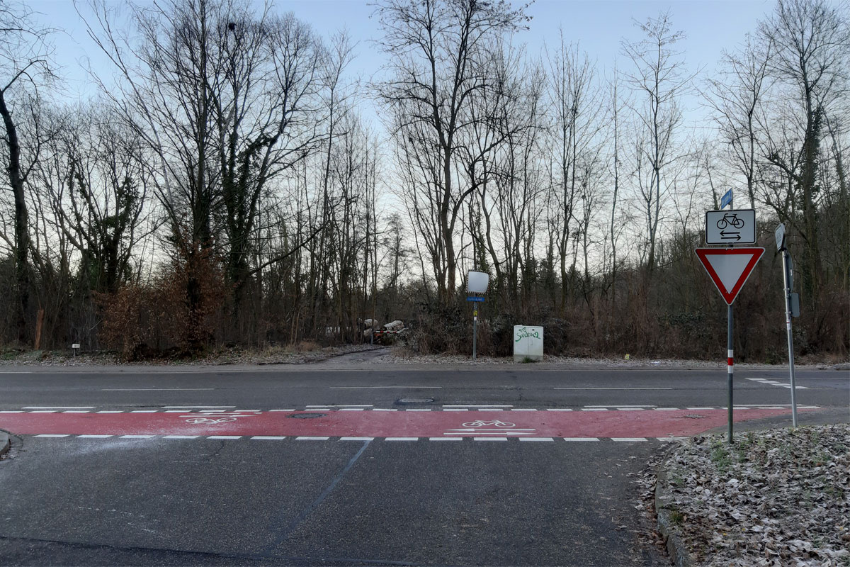 Gemeinsamer Geh- und Radweg Vorfahrt gewähren Radverkehr von links und rechts