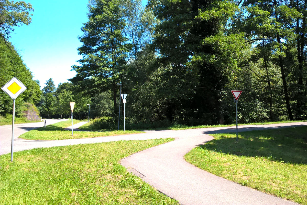 Regeln gemeinsamer Fuß- und Radwege Wartepflicht Radfahrer Zeichen 205