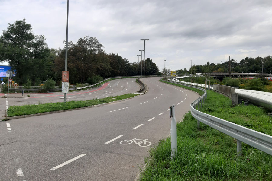 Einseitige Schutzstreifen vierspurige Straße Mittelmarkierung