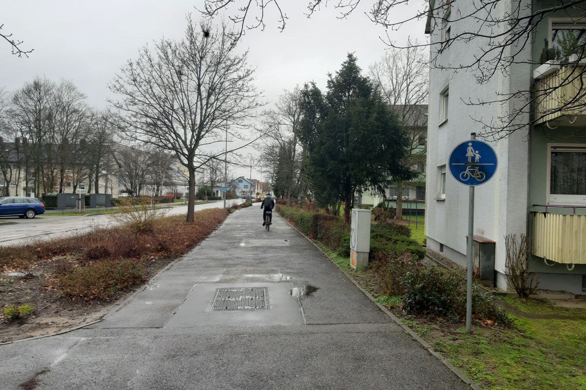 Zeichen 240 Radweg parallel zur Fahrbahn