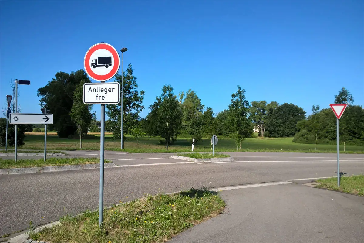 Zeichen 253 Anlieger frei Kreisverkehr