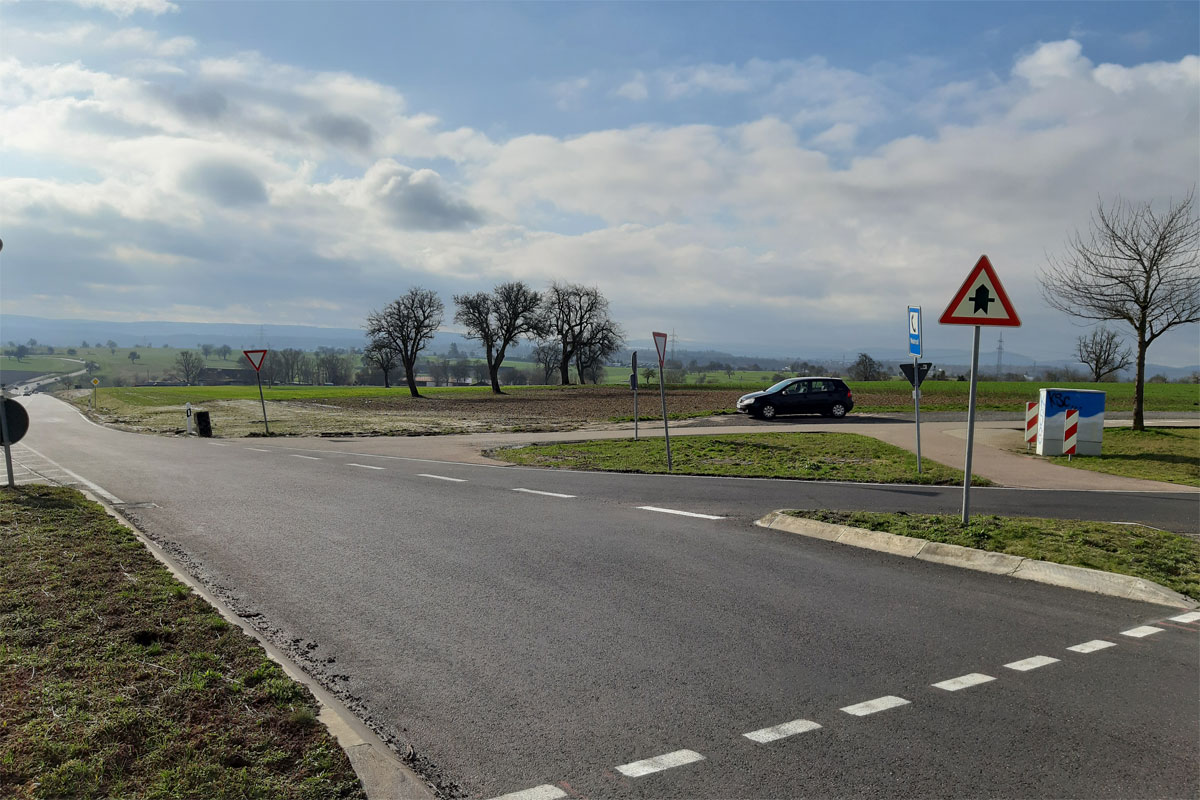 Vorfahrtsregelung mit Verkehrszeichen bei einer T-Einmündung mit Verkehrsinsel